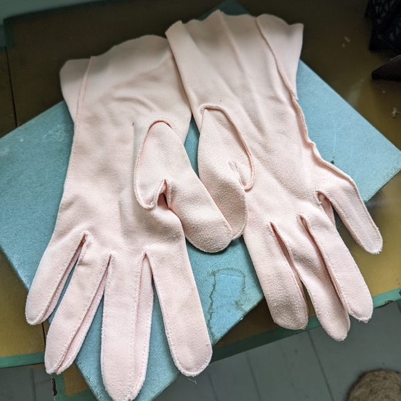 Vintage Light Peach Gloves - Picture 5 of 6
